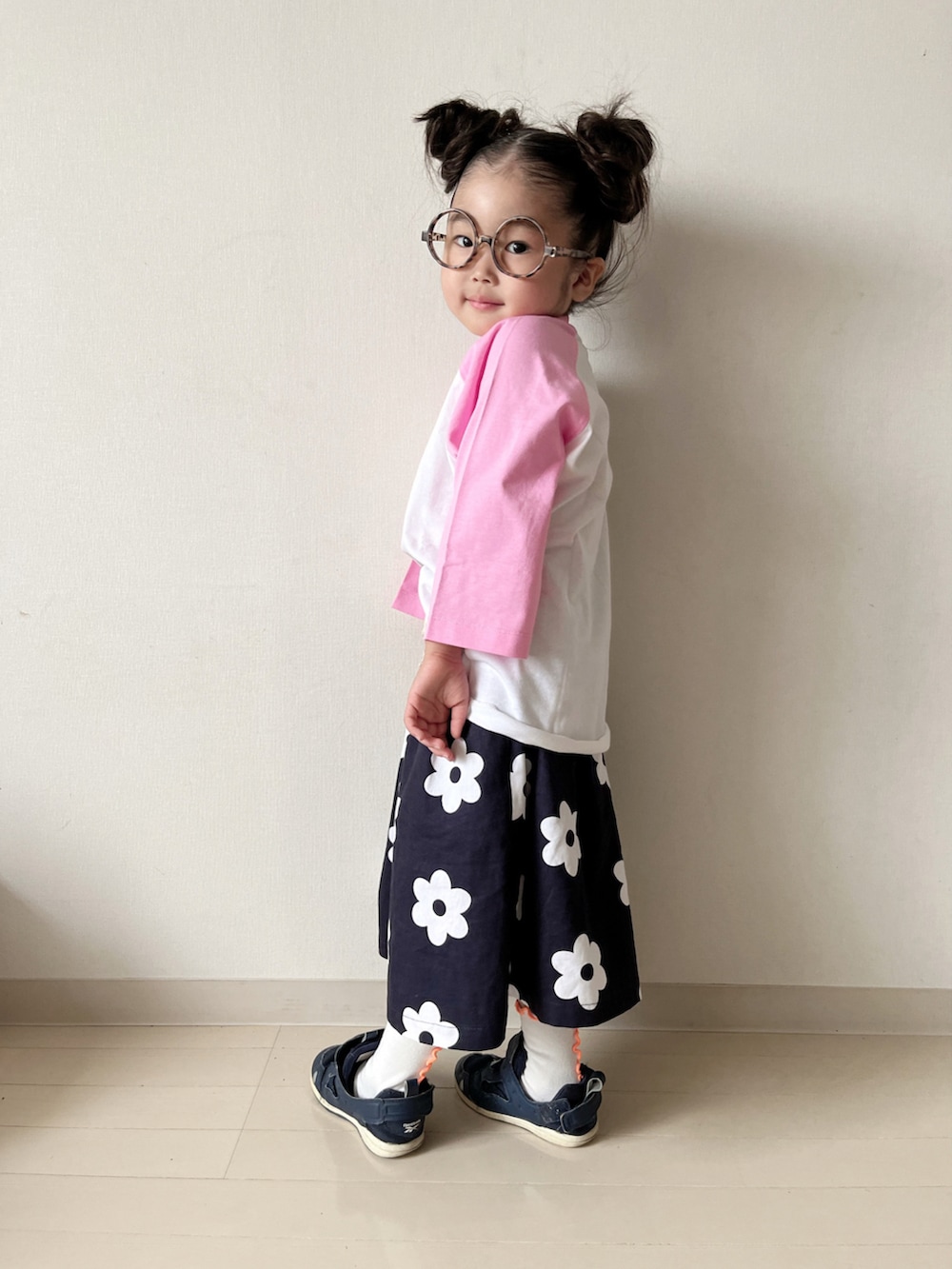 ピンク系のTシャツ/カットソー、ブルー系のスカート、ブルー系のスニーカーを着用したキッズの春コーディネートの3枚目の写真