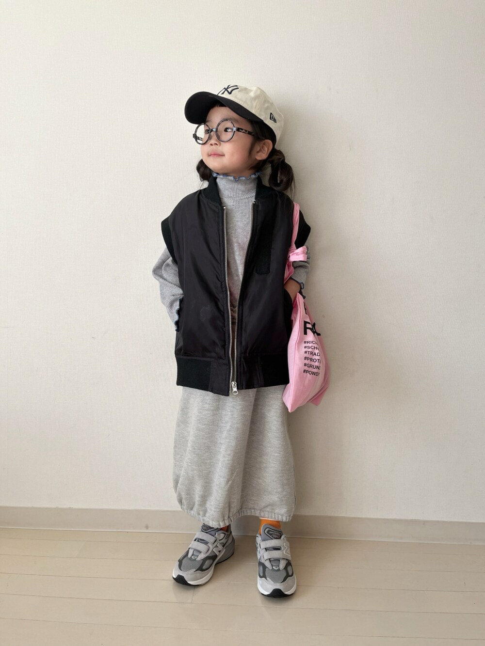 グレー系のTシャツ/カットソー、グレー系のスカート、ブラック系のMA-1を着用したキッズの冬コーディネートの2枚目の写真
