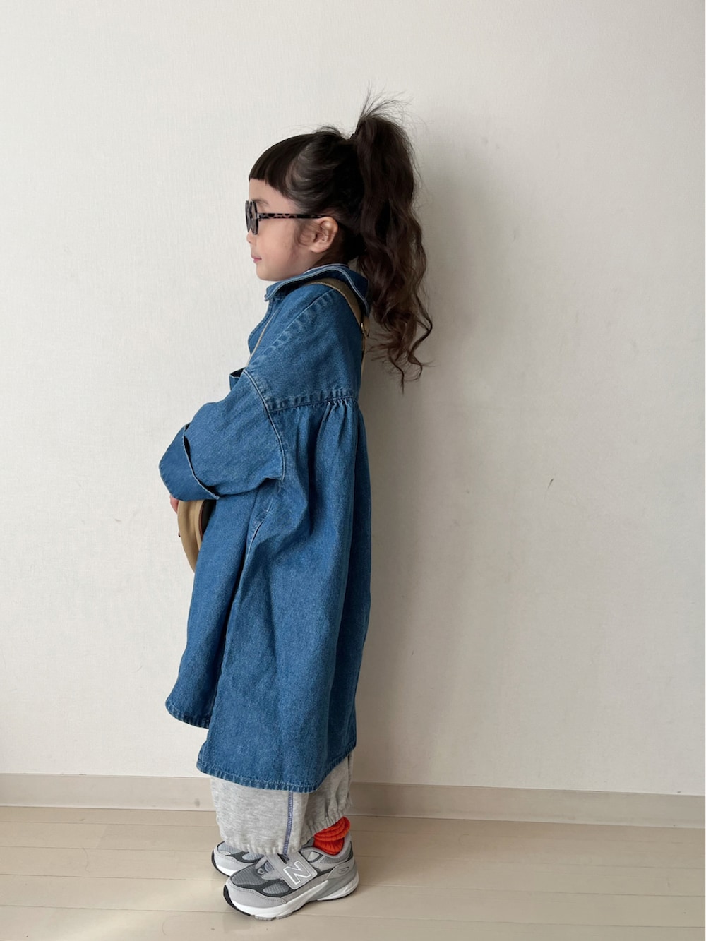 ブルー系のワンピース、ブルー系のシャツ/ブラウス、グレー系のスカートを着用したキッズの冬コーディネートの4枚目の写真