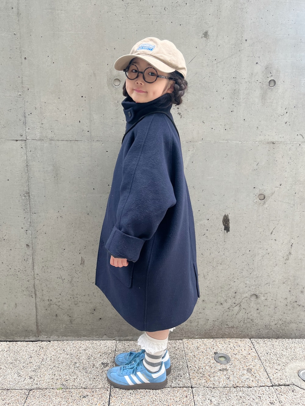 ブルー系のその他アウター、ブルー系のスニーカー、ブラック系のショルダーバッグを着用したキッズの春コーディネートの3枚目の写真
