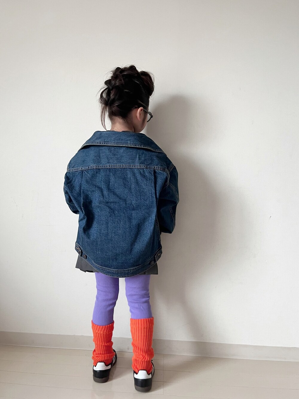 グレー系のTシャツ/カットソー、ブルー系のデニムジャケット、グレー系のスカートを着用したキッズの夏コーディネートの3枚目の写真