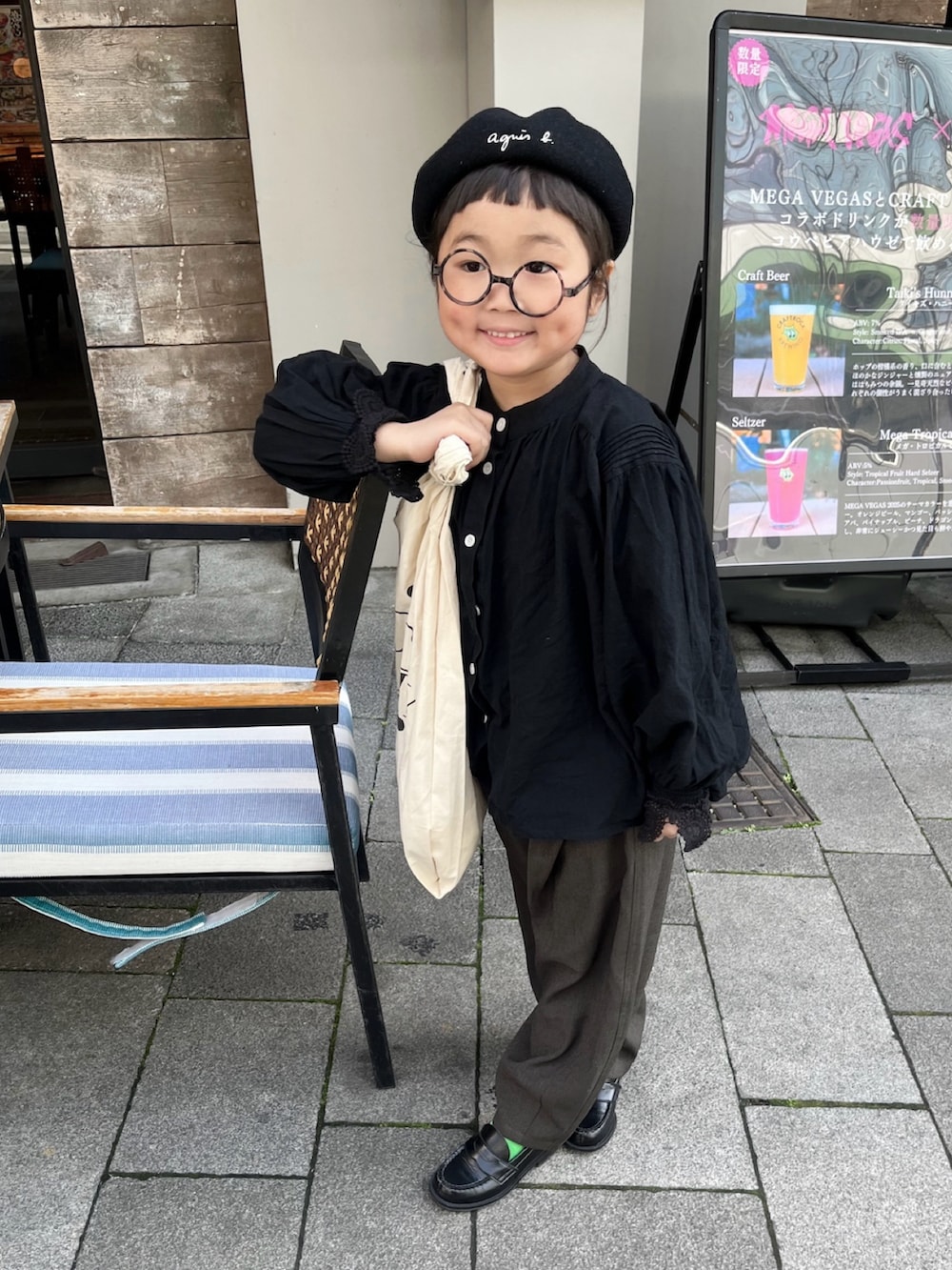 グレー系のその他パンツ、ブラック系のシャツ/ブラウス、ブラック系のローファーを着用したキッズの春コーディネートの3枚目の写真