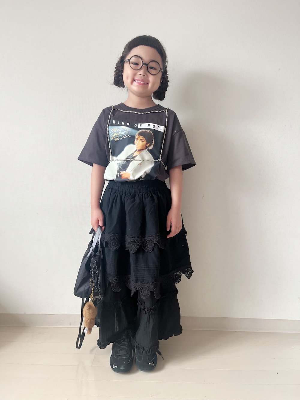 グレー系のTシャツ/カットソー、ブラック系のスカート、ブラック系のスカートを着用したキッズの夏コーディネートの3枚目の写真