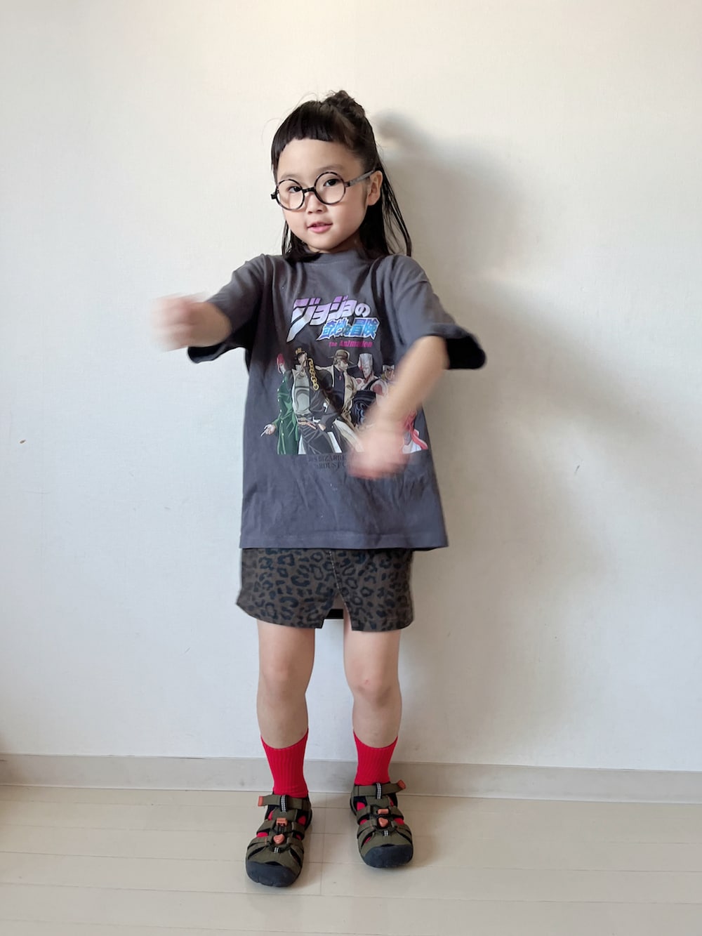 グレー系のTシャツ/カットソー、ベージュ系のスカート、グリーン系のサンダルを着用したキッズの夏コーディネートの2枚目の写真