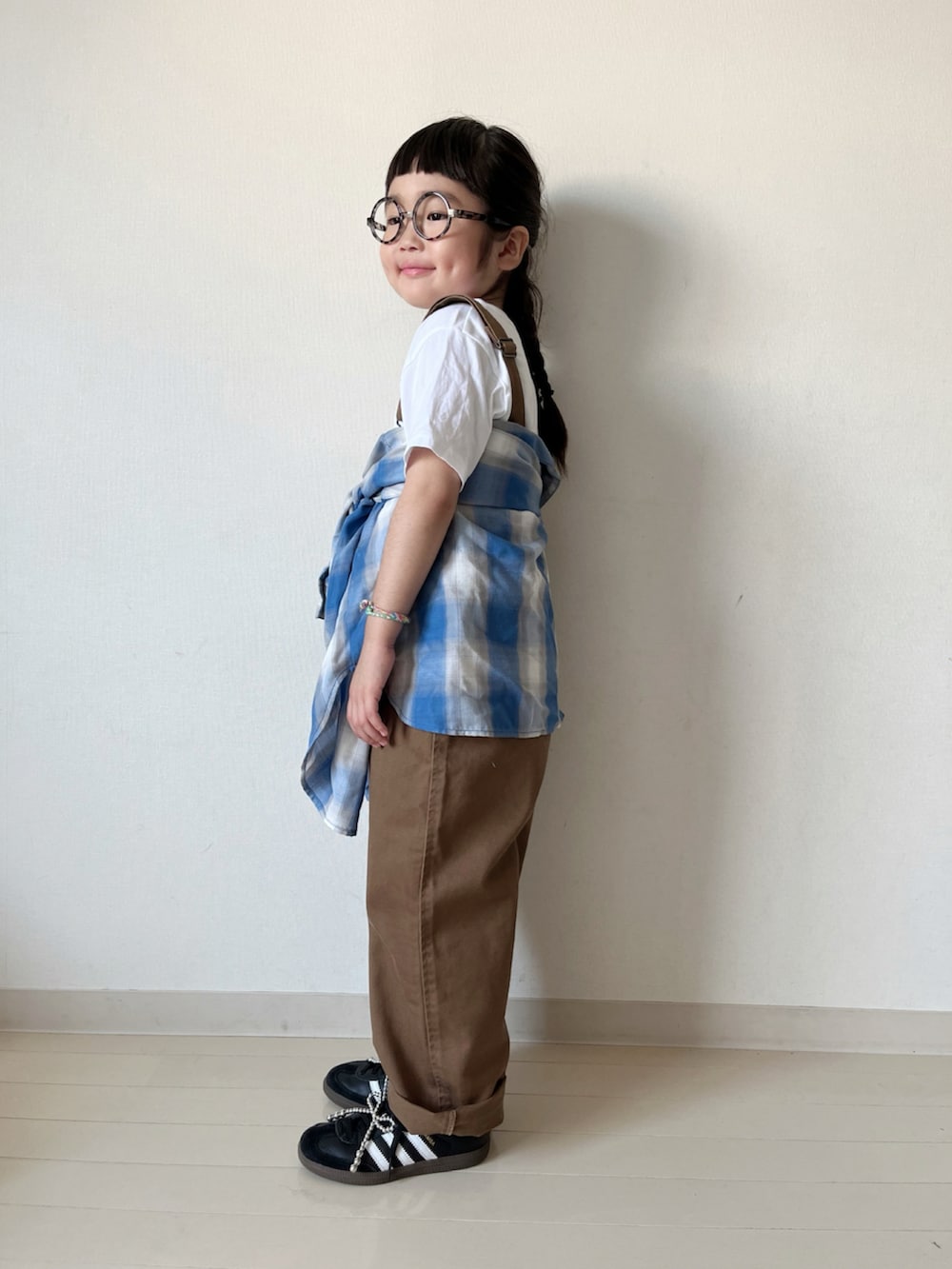 ホワイト系のTシャツ/カットソー、ブルー系のシャツ/ブラウス、その他のボディバッグ/ウエストポーチを着用したキッズの秋コーディネートの4枚目の写真