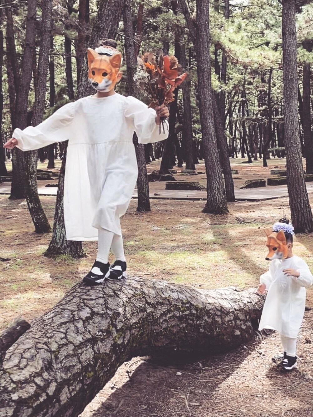ブラック系のスニーカーを着用したキッズの冬コーディネートの2枚目の写真