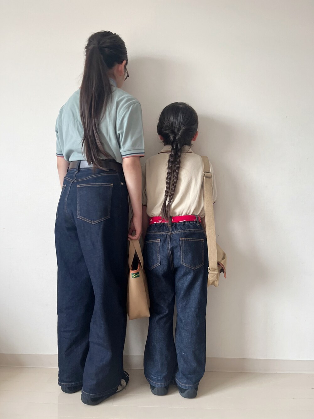 ベージュ系のポロシャツ、ブルー系のポロシャツ、ブルー系のデニムパンツを着用したキッズの夏コーディネートの5枚目の写真