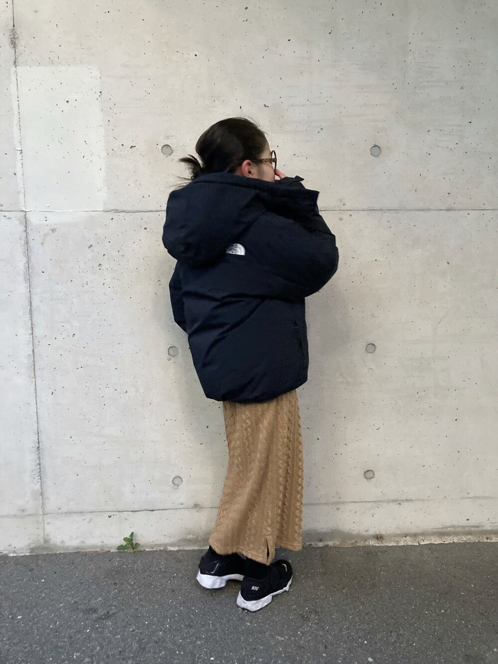 「キッズコーデ、おんなのこ、ダウンジャケット、バルトロライトジャケット、THE NORTH FACE、タイトスカート、スニーカー、NIKE、エアリフト、タイツ、めがね、あったかコーデ」｜「NIKEのNIKE / リトルリフト PS 20（17～24cm）（スニーカー、ブラック系）」を使った、* 𝚝𝚘𝚛𝚒𝚌𝚘𝚝*さん（キッズ・120cm）の冬コーディネートの2枚目の写真