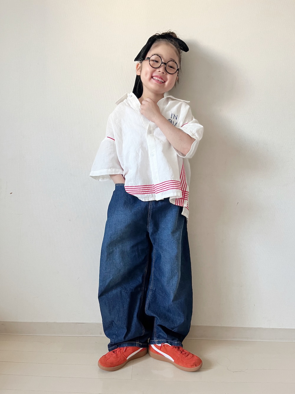 ホワイト系のシャツ/ブラウス、ブルー系のデニムパンツ、レッド系のスニーカーを着用したキッズの春コーディネートの2枚目の写真