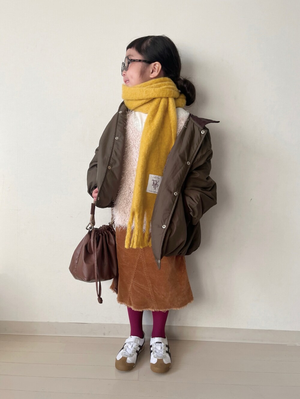 「真冬のあったかスタイル、冬アウター、お出かけコーデ、レイヤードスタイル、コーデュロイ、チョコ色に染まれ、ブラウン、ダウンジャケット、スニーカー、ニット、ベスト、マフラーぐるぐる」|「CIAOPANIC TYPYの【2025年S/S新作】【KIDS】クロップド丈シャギーニットベスト(トップス、ピンク系)」を使った、* 𝚝𝚘𝚛𝚒𝚌𝚘𝚝*さん(キッズ・110cm)の冬コーディネートの2枚目の写真