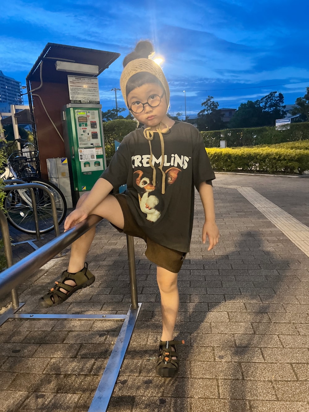 グレー系のTシャツ/カットソー、ブラウン系のその他パンツ、グリーン系のサンダルを着用したキッズの夏コーディネートの5枚目の写真