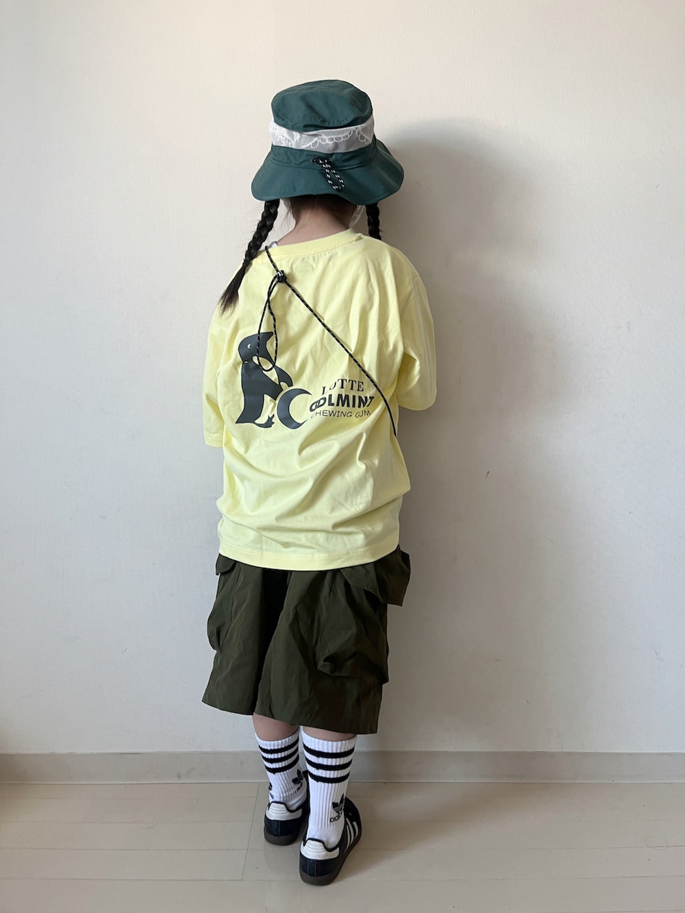 イエロー系のTシャツ/カットソー、グリーン系のカーゴパンツ、ブラック系のスニーカーを着用したキッズの夏コーディネートの2枚目の写真