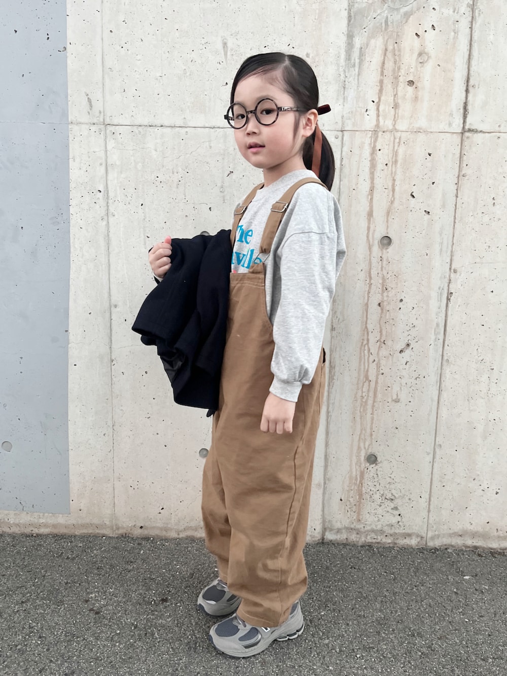 グレー系のTシャツ/カットソー、ブルー系のピーコート、ブラウン系のサロペット/オーバーオールを着用したキッズの秋コーディネートの3枚目の写真