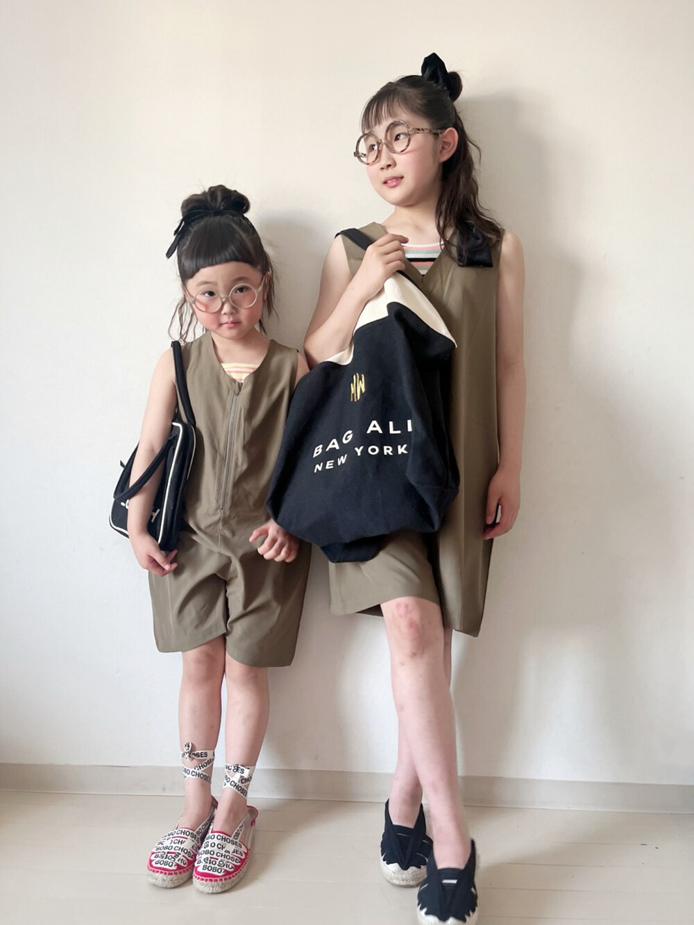 その他のタンクトップ、イエロー系のキャミソール、ブラック系のその他シューズを着用したキッズの春コーディネートの2枚目の写真