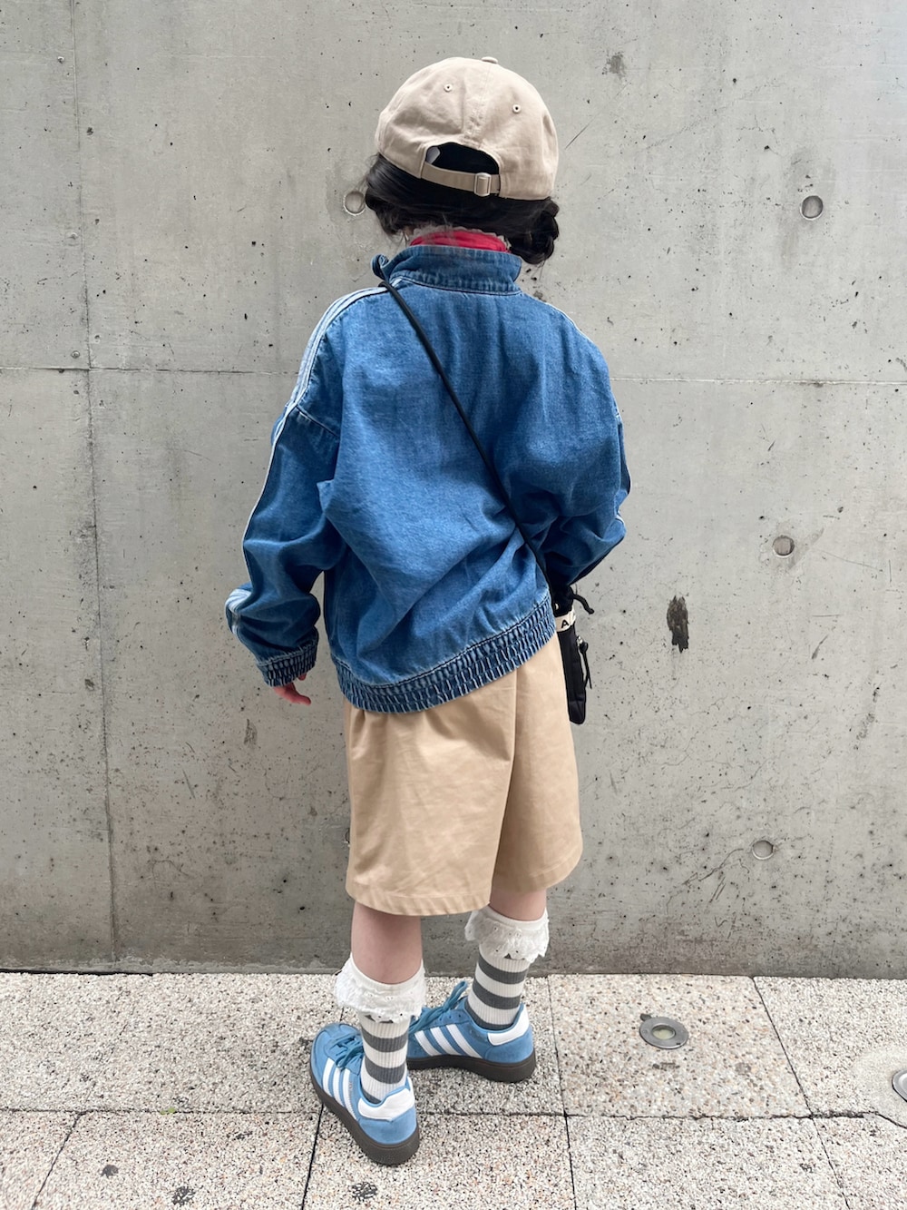 ブルー系のジャージ、ベージュ系のその他パンツ、ブルー系のスニーカーを着用したキッズの春コーディネートの5枚目の写真