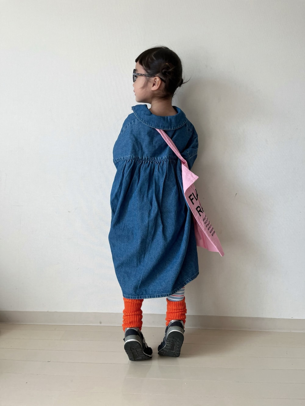 ブルー系のワンピース、ブルー系のシャツ/ブラウス、ベージュ系のショルダーバッグを着用したキッズの冬コーディネートの5枚目の写真