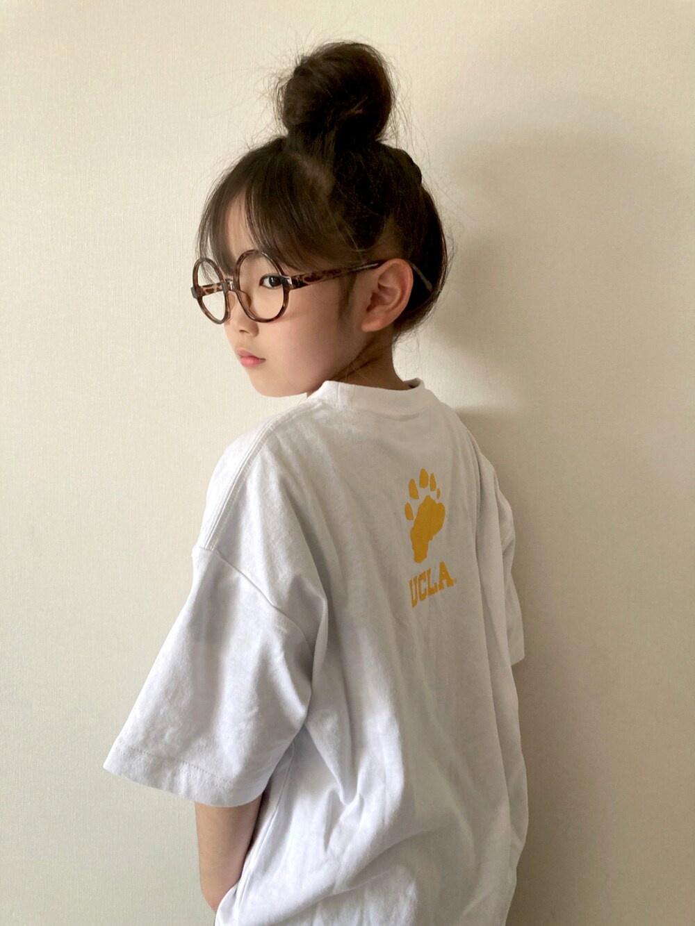 「ZOZOKIDSDAY、カジュアル、UCLA、Tシャツ、ハーフパンツ、ソックス、スニーカー、重ね着、イエロー、おだんごヘアー、めがね、コンバース、converse、CIAOPANIC TYPY、ストリート」｜「CIAOPANIC TYPYの【KIDS】【UCLA×CIAOPANIC TYPY】UCLA別注Tee（Tシャツ/カットソー、ホワイト系）」を使った、* 𝚝𝚘𝚛𝚒𝚌𝚘𝚝*さん（キッズ・120cm）の春コーディネートの5枚目の写真