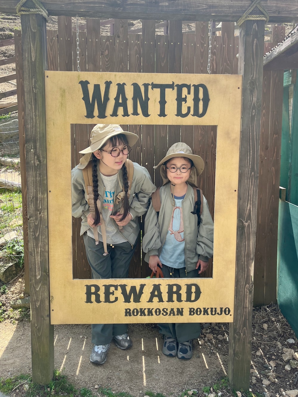 ブルー系のTシャツ/カットソー、ベージュ系のバックパック/リュック、グリーン系のブルゾンを着用したキッズの春コーディネートの4枚目の写真