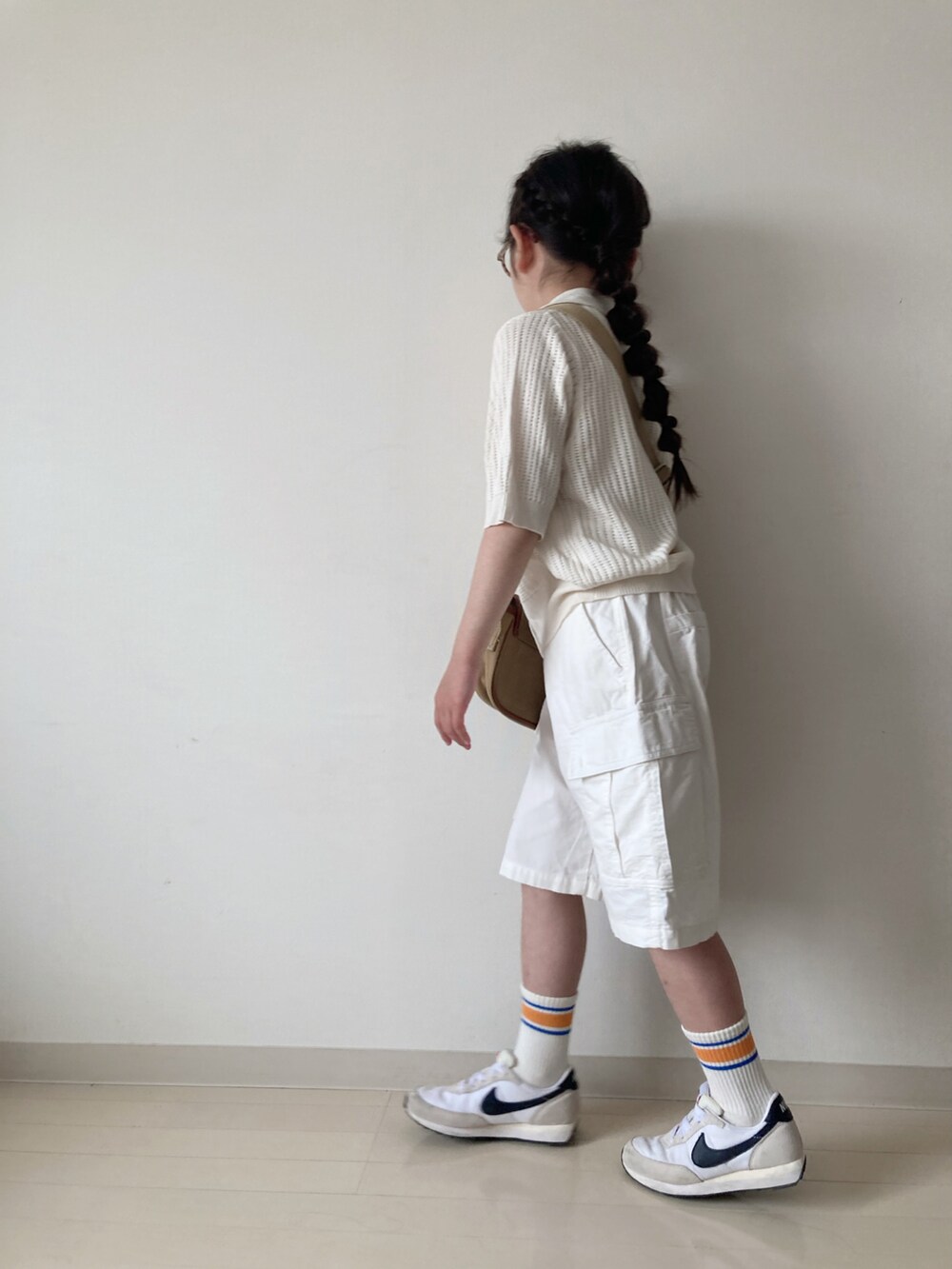 ホワイト系のカーゴパンツ、ホワイト系のカーディガン/ボレロ、ベージュ系のショルダーバッグを着用したキッズの春コーディネートの4枚目の写真