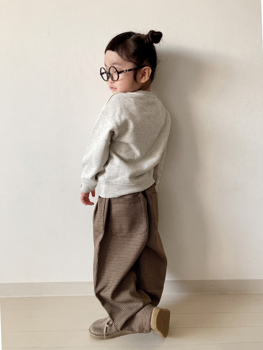 ホワイト系のスウェット、ブラウン系のその他パンツ、ブラウン系のブーツを着用したキッズの秋コーディネートの4枚目の写真