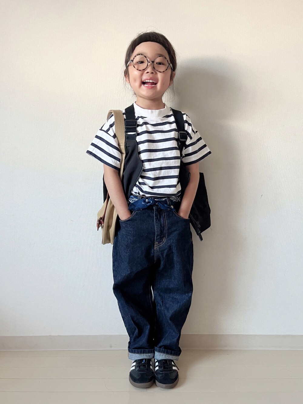 ブルー系のデニムパンツ、ブルー系のTシャツ/カットソー、ブラック系のベストを着用したキッズの夏コーディネートの4枚目の写真
