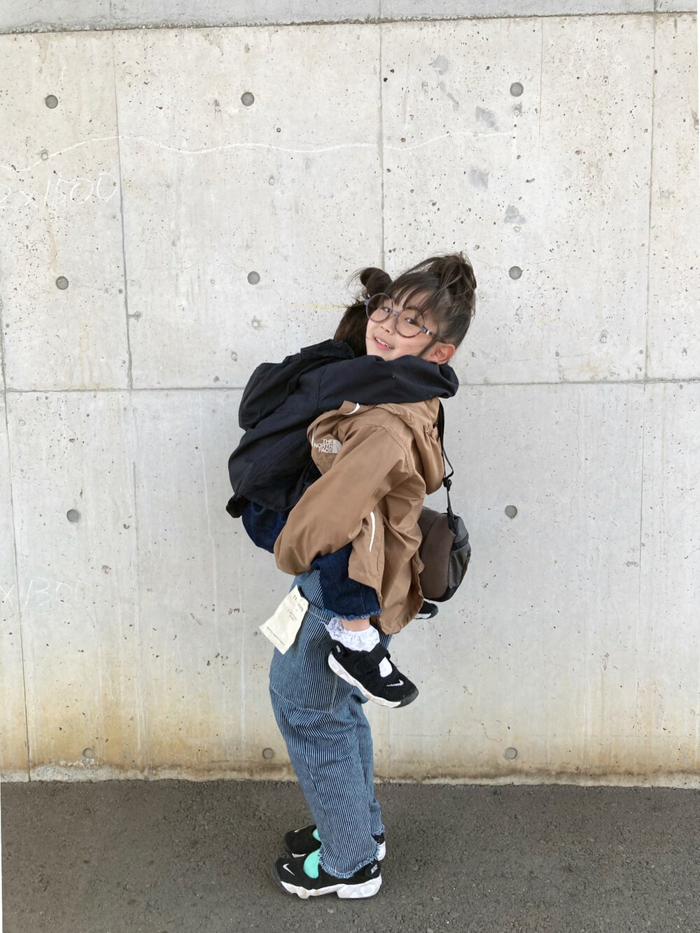 ブルー系のサロペット/オーバーオール、ホワイト系のサロペット/オーバーオール、グリーン系のナイロンジャケットを着用したキッズの春コーディネートの4枚目の写真