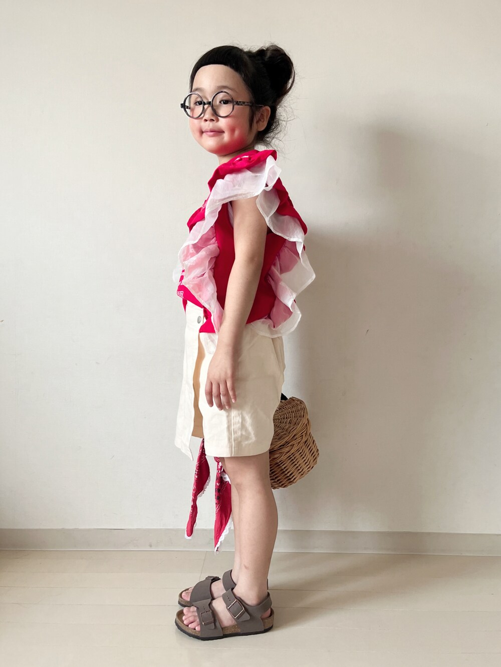 「フリル、ハーフパンツ、キュロット、ビタミンカラー、赤、夏コーデ、CIAOPANIC TYPY、かごバッグ、サンダル、めがね、バンダナ」｜「CIAOPANIC TYPYの【KIDS】ドッキングフリルチュールロゴTEE（Tシャツ/カットソー、レッド系）」を使った、* 𝚝𝚘𝚛𝚒𝚌𝚘𝚝*さん（キッズ・110cm）の夏コーディネートの5枚目の写真