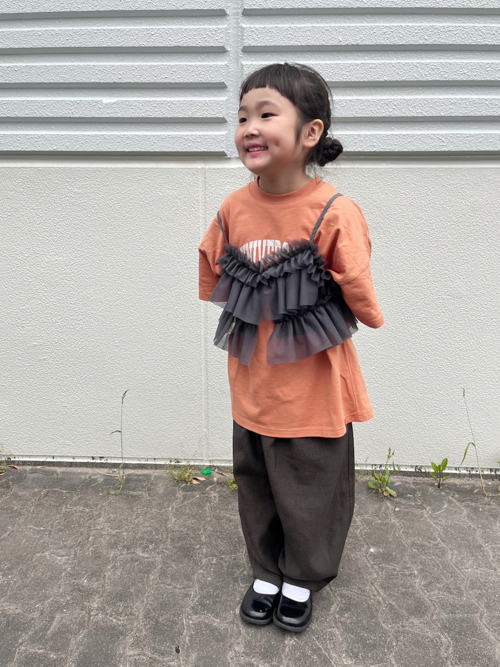 「Tシャツ、ビスチェ、ワイドパンツ、バルーンパンツ、ハンドバッグ、レイヤードスタイル、プチプラ、ベスト、めがね、きれいめカジュアル」｜「UNIVERSAL OVERALLの【別注】＜UNIVERSAL OVERALL＞UT シャツ / キッズ  100cm-130cm（Tシャツ/カットソー、オレンジ系）」を使った、* 𝚝𝚘𝚛𝚒𝚌𝚘𝚝*さん（キッズ・140cm）の春コーディネートの2枚目の写真