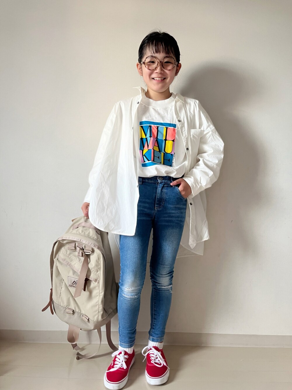 ホワイト系のTシャツ/カットソー、ブルー系のデニムパンツ、ホワイト系のシャツ/ブラウスを着用したキッズの秋コーディネートの2枚目の写真
