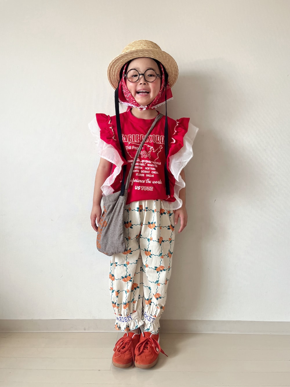 レッド系のTシャツ/カットソー、オレンジ系のその他パンツ、レッド系のスニーカーを着用したキッズの夏コーディネートの5枚目の写真