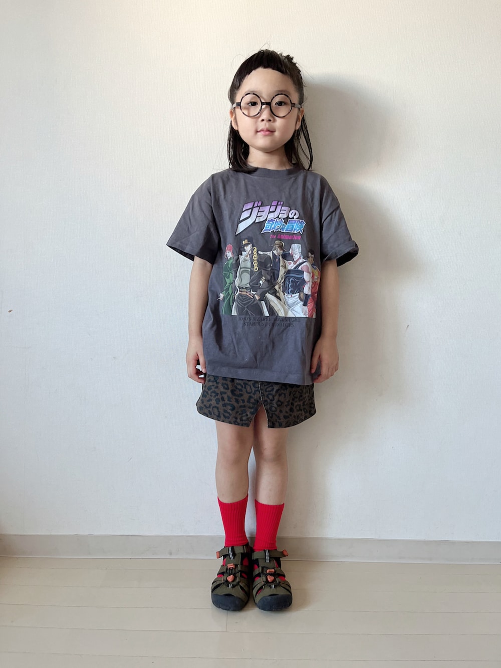 グレー系のTシャツ/カットソー、ベージュ系のスカート、グリーン系のサンダルを着用したキッズの夏コーディネートの3枚目の写真