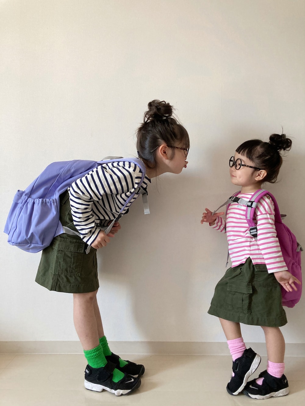 パープル系のバックパック/リュック、パープル系のバックパック/リュック、ピンク系のトップスを着用したキッズの春コーディネートの3枚目の写真