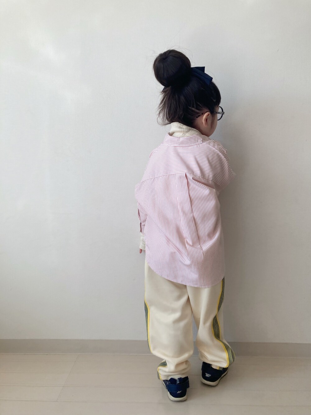 イエロー系のその他パンツ、オレンジ系のシャツ/ブラウス、ホワイト系のTシャツ/カットソーを着用したキッズの冬コーディネートの5枚目の写真