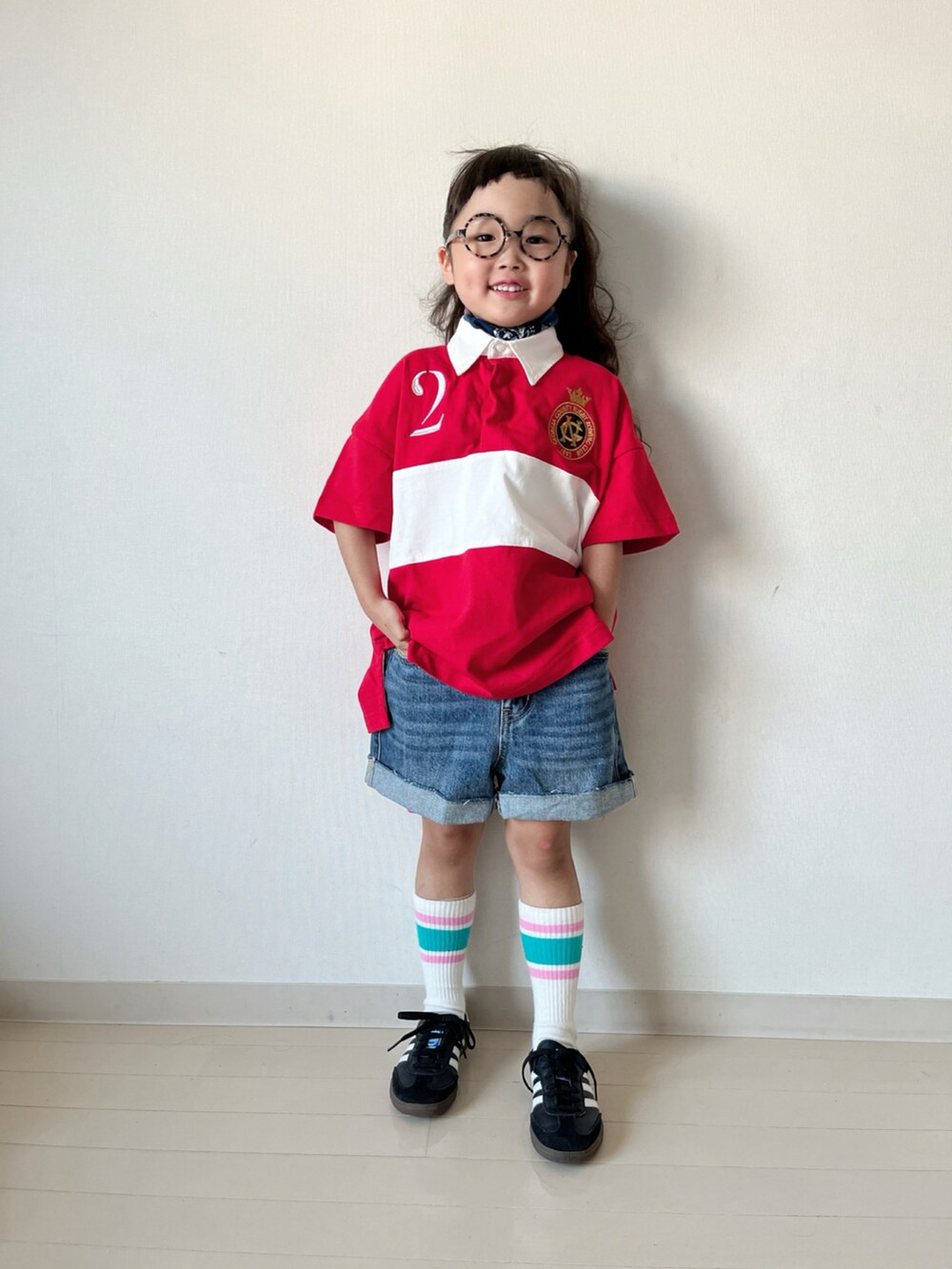 レッド系のTシャツ/カットソー、ブルー系のデニムパンツ、ブラック系のスニーカーを着用したキッズの夏コーディネートの3枚目の写真