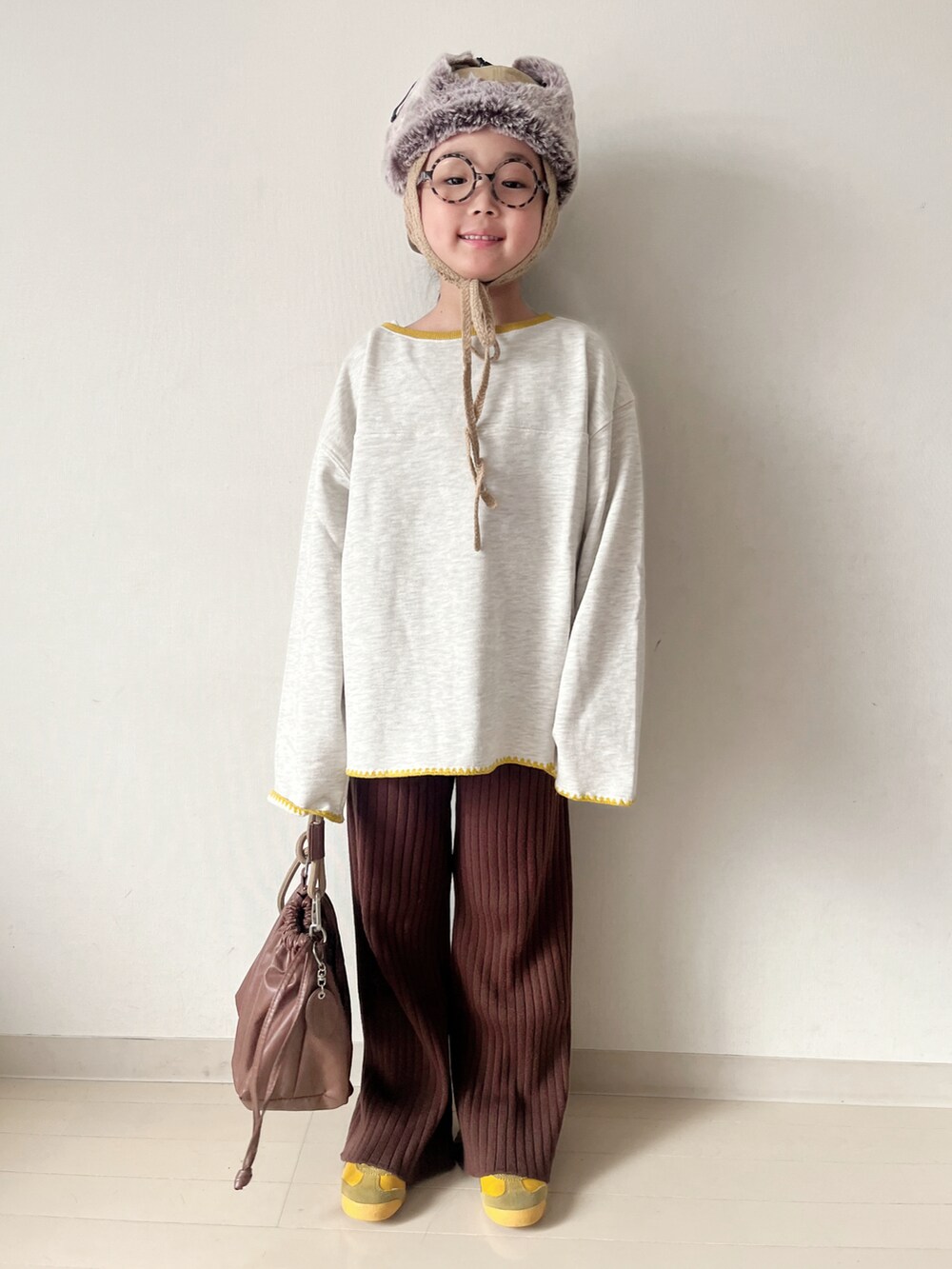 ブルー系のTシャツ/カットソー、ブラウン系のその他パンツ、ブラウン系のショルダーバッグを着用したキッズの秋コーディネートの4枚目の写真