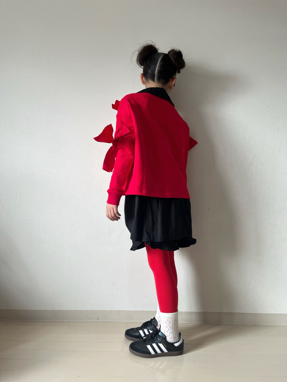 レッド系のTシャツ/カットソー、ブラック系のその他パンツ、ブラック系のシャツ/ブラウスを着用したキッズの春コーディネートの5枚目の写真