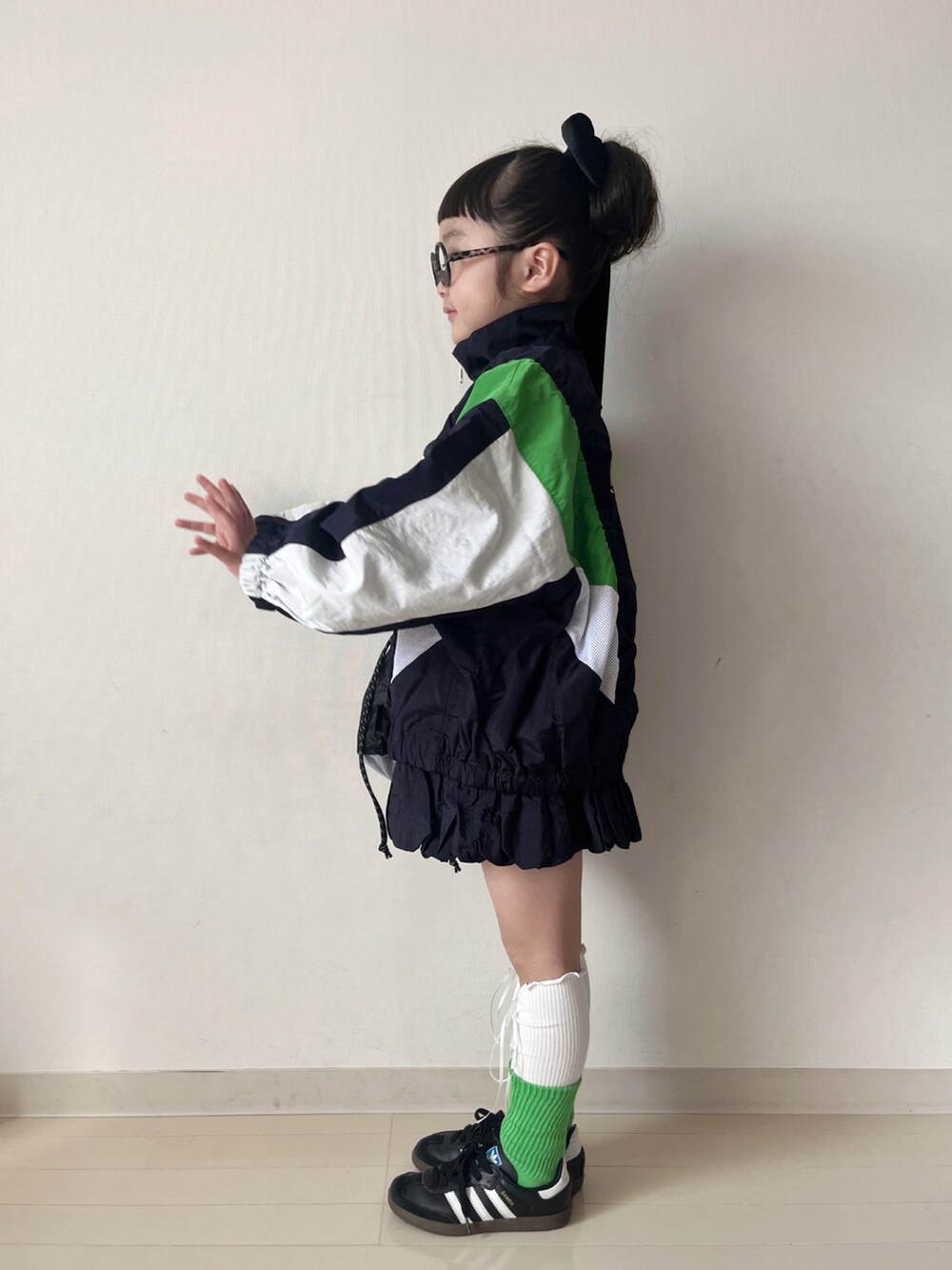 ブルー系のブルゾン、ブルー系のスカート、ホワイト系のTシャツ/カットソーを着用したキッズの冬コーディネートの4枚目の写真