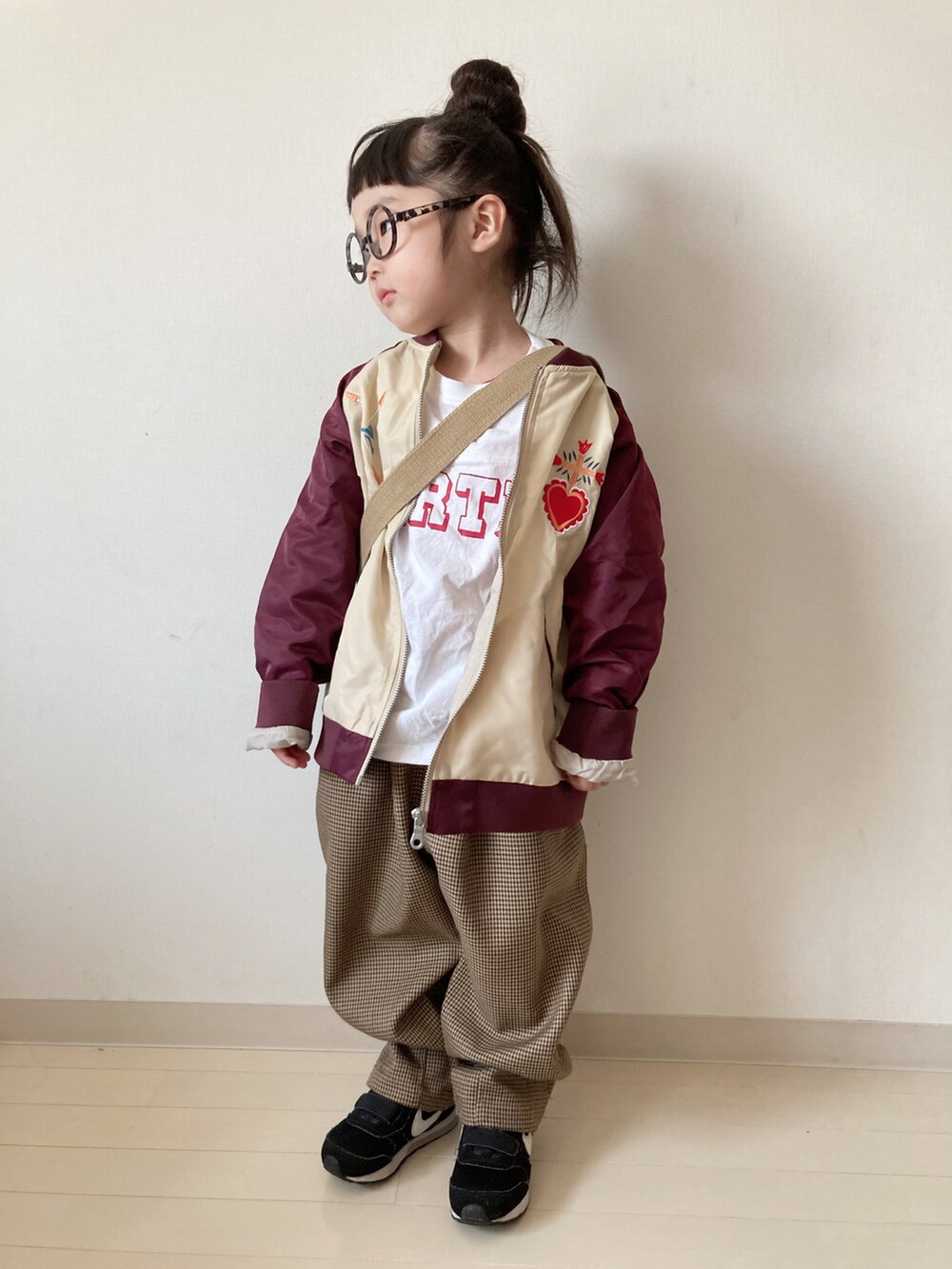 レッド系のブルゾン、ホワイト系のTシャツ/カットソー、ブラウン系のその他パンツを着用したキッズの春コーディネートの3枚目の写真