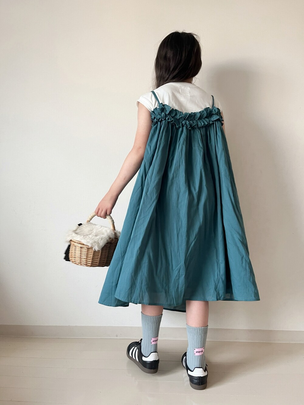 グリーン系のワンピース、ホワイト系のTシャツ/カットソー、ブラック系のスニーカーを着用したキッズの夏コーディネートの5枚目の写真