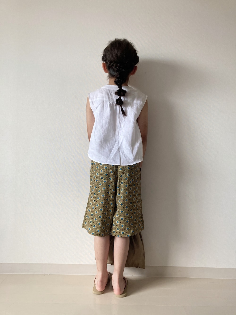 ベージュ系のその他パンツ、ホワイト系のシャツ/ブラウス、ベージュ系のビーチサンダルを着用したキッズの夏コーディネートの4枚目の写真