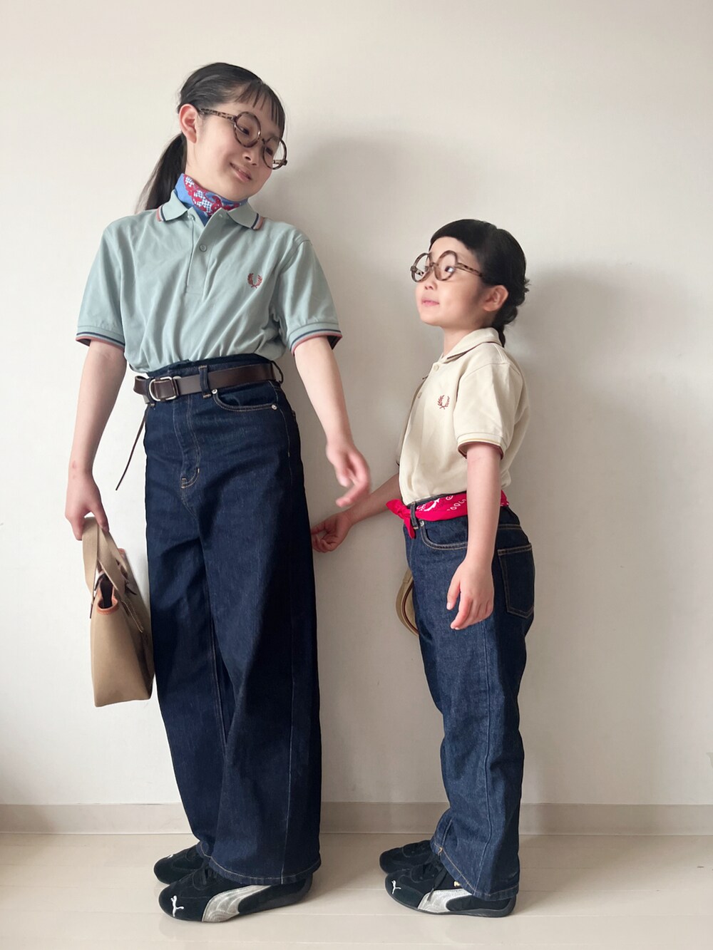 ベージュ系のポロシャツ、ブルー系のポロシャツ、ブルー系のデニムパンツを着用したキッズの夏コーディネートの4枚目の写真