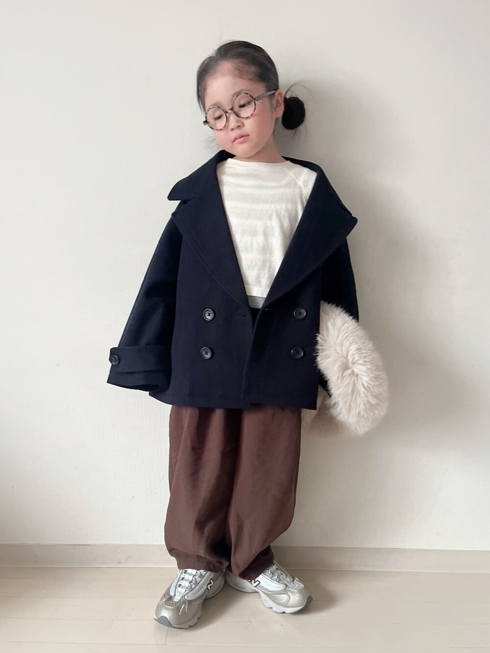 ブルー系のピーコート、ブラウン系のその他パンツ、ホワイト系のTシャツ/カットソーを着用したキッズの秋コーディネートの5枚目の写真