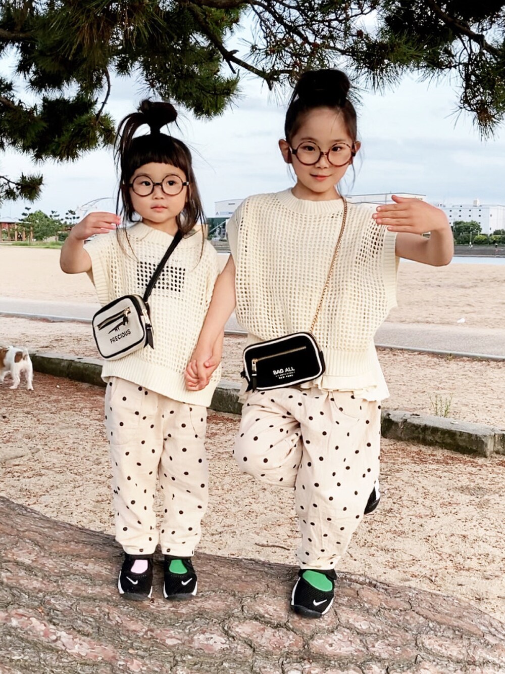 ホワイト系のベスト、ホワイト系のベスト、その他のその他パンツを着用したキッズの春コーディネートの4枚目の写真