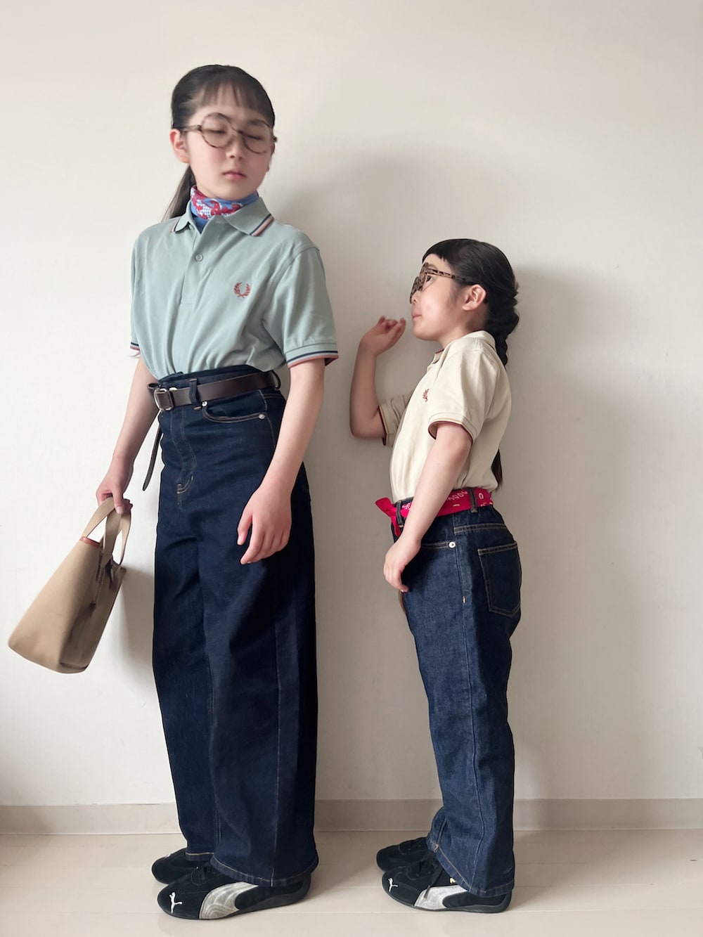 ベージュ系のポロシャツ、ブルー系のポロシャツ、ブルー系のデニムパンツを着用したキッズの夏コーディネートの2枚目の写真