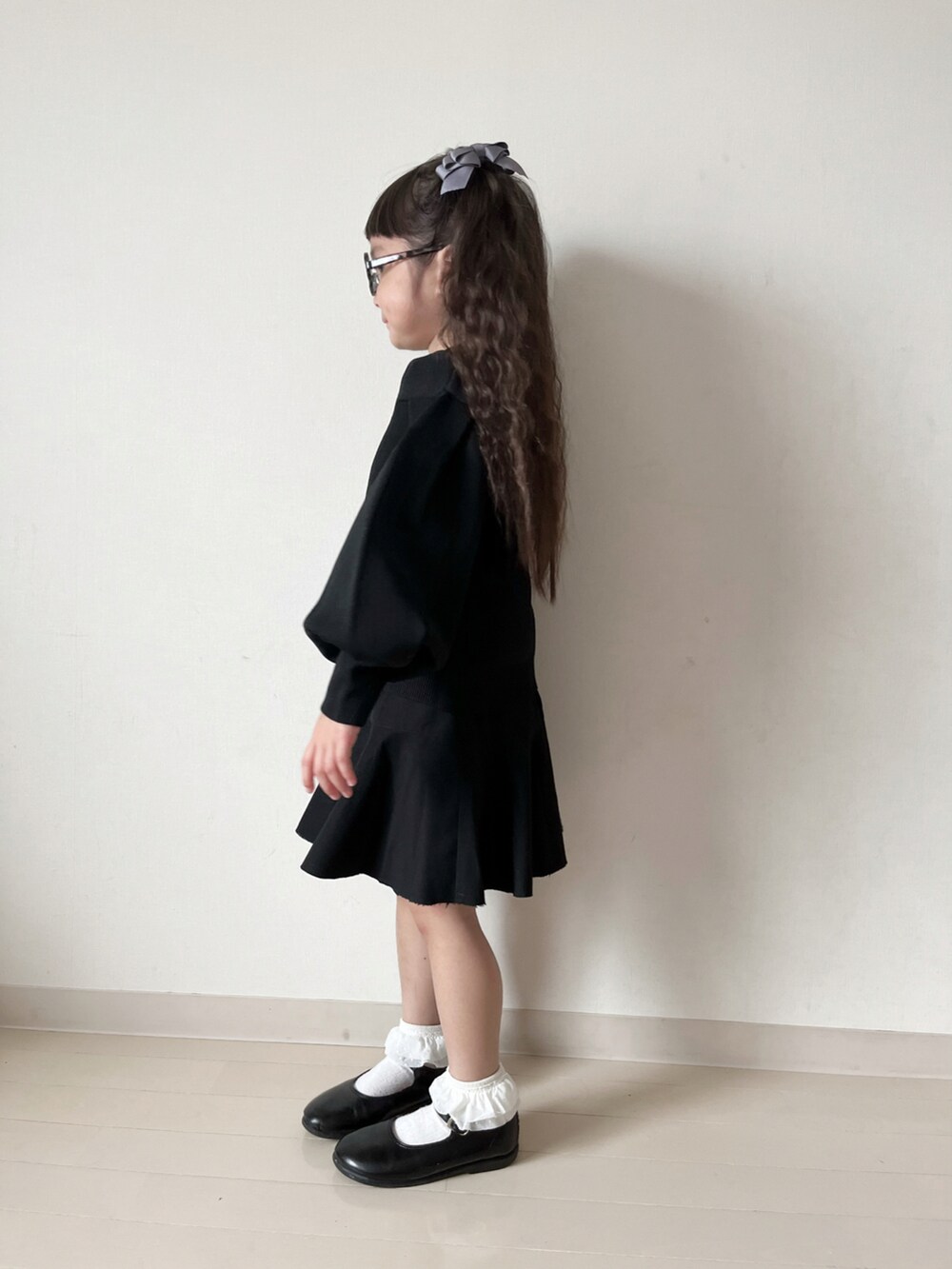 「カーディガン、スカート、秋服準備はじめました、モノトーン、モード、黒、オケージョン、白ソックス、ボリューム袖」｜「LOWRYS FARMのＢＩＧパフカーデロングスリーブ　960975（カーディガン/ボレロ、ブラック系）」を使った、* 𝚝𝚘𝚛𝚒𝚌𝚘𝚝*さん（キッズ・100cm）の秋コーディネートの4枚目の写真