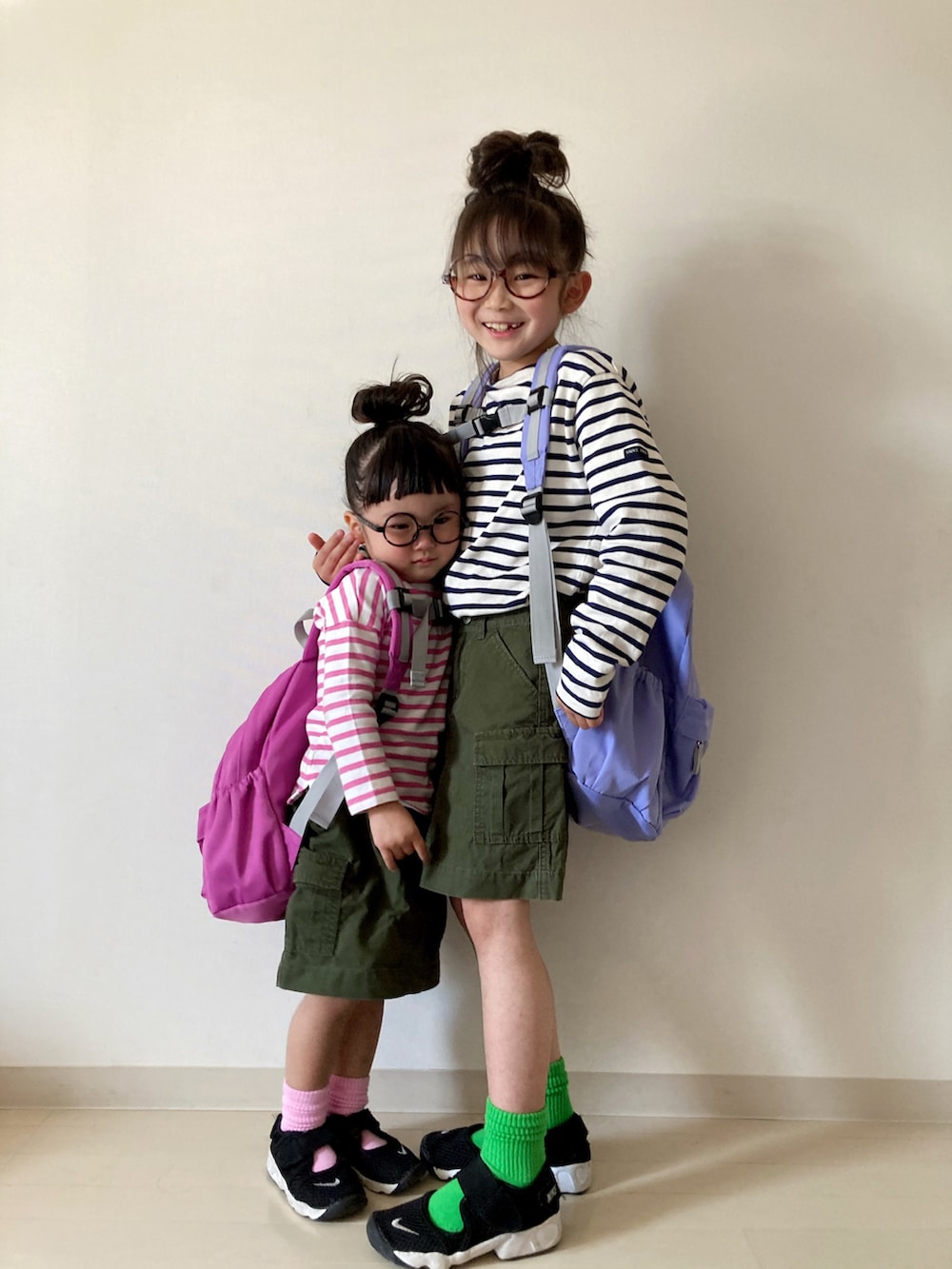 パープル系のバックパック/リュック、パープル系のバックパック/リュック、ピンク系のトップスを着用したキッズの春コーディネートの5枚目の写真