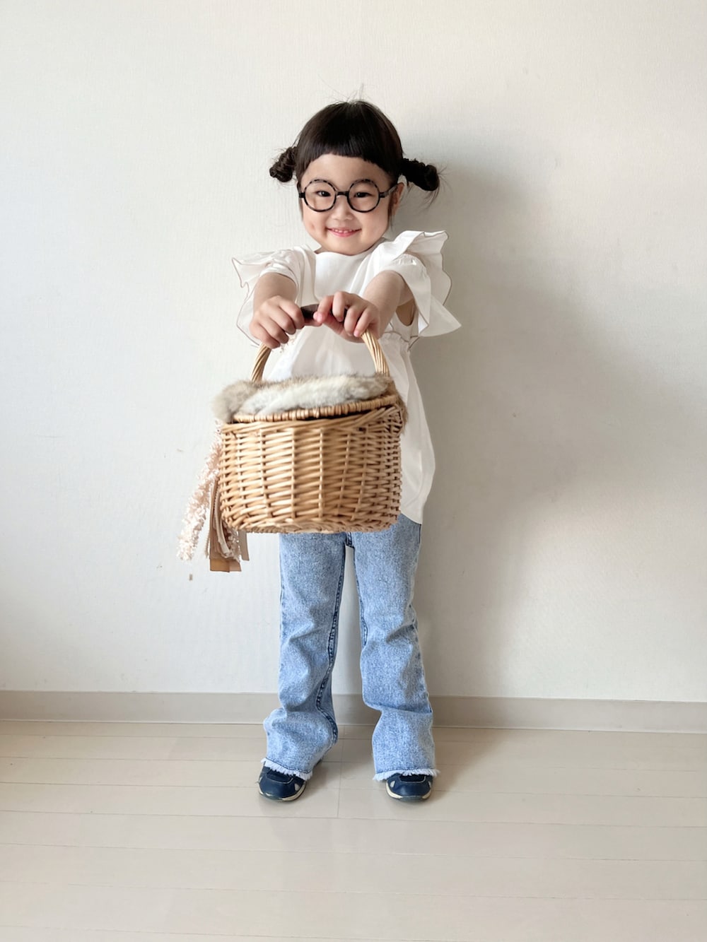 ホワイト系のTシャツ/カットソー、ブルー系のデニムパンツ、ブルー系のスニーカーを着用したキッズの夏コーディネートの2枚目の写真