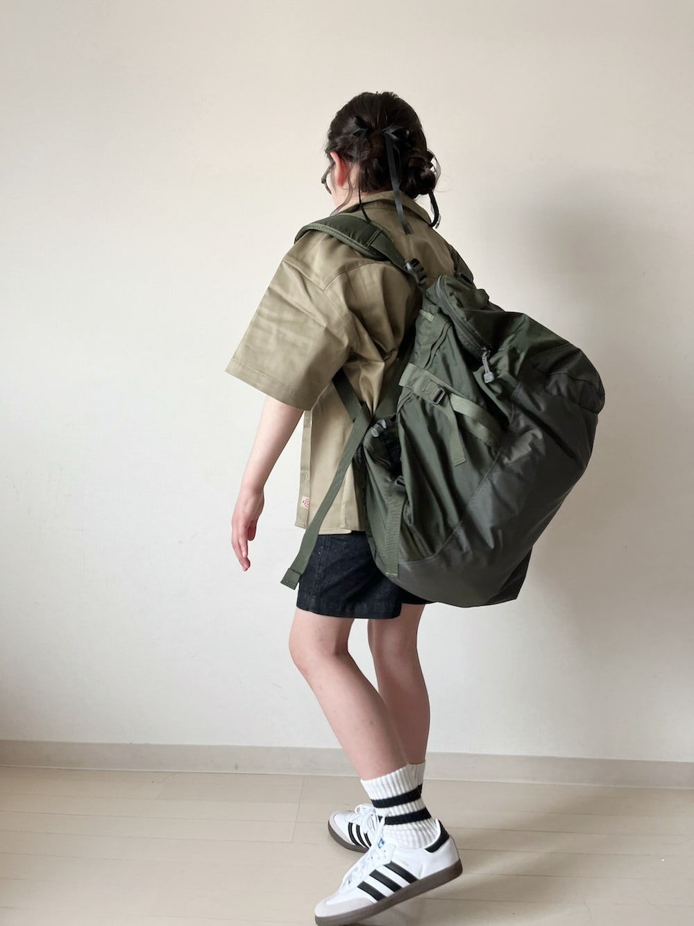 ベージュ系のシャツ/ブラウス、ブラック系のデニムパンツ、ホワイト系のTシャツ/カットソーを着用したキッズの春コーディネートの3枚目の写真