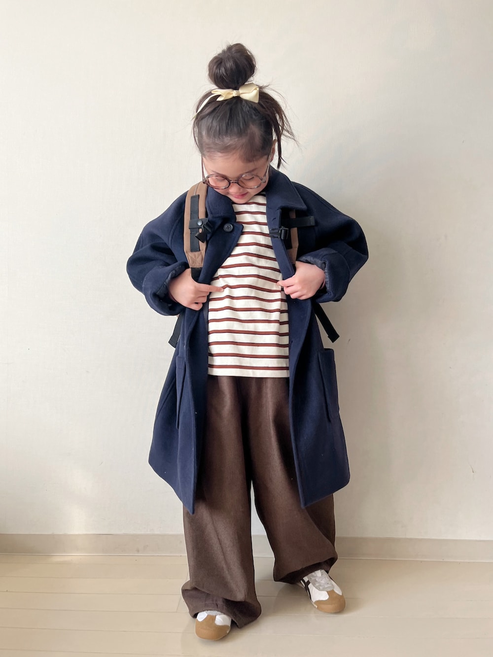 ブルー系のその他アウター、ブラウン系のその他パンツ、ホワイト系のTシャツ/カットソーを着用したキッズの冬コーディネートの5枚目の写真