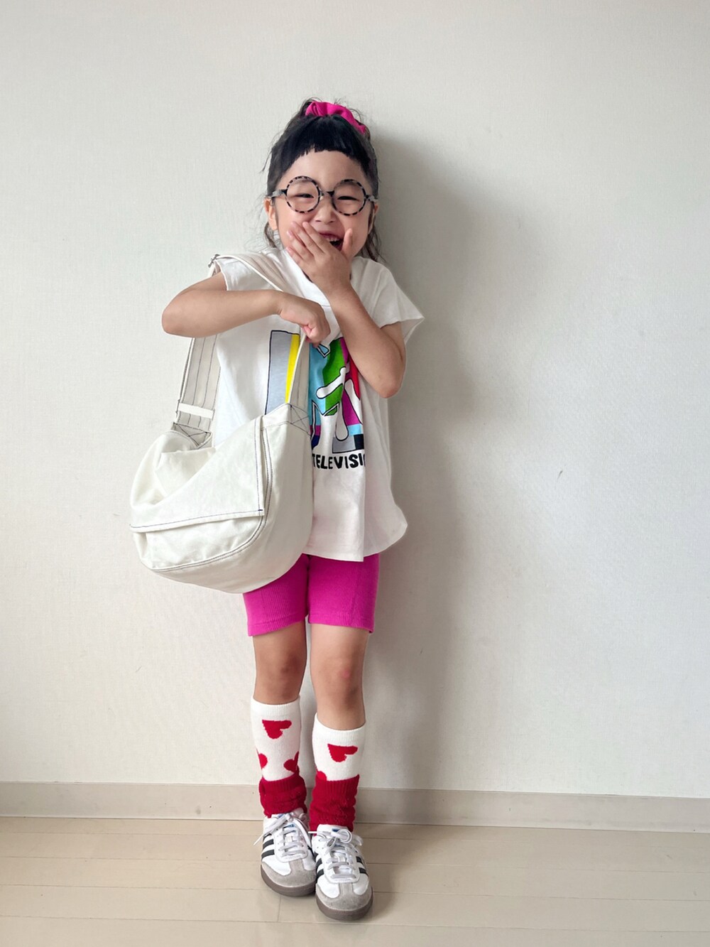 ホワイト系のタンクトップ、ホワイト系のショルダーバッグ、ホワイト系のスニーカーを着用したキッズの夏コーディネートの5枚目の写真